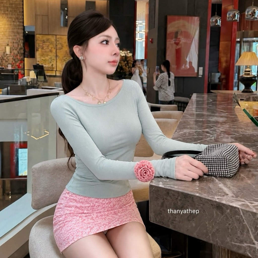เซ็ต2ชิ้น เสื้อเปิดไหล่ สีหวานแต่งกุหลาบที่แขน+กระโปรงสั้นผ้ากุหลาบ3ดีซับใน