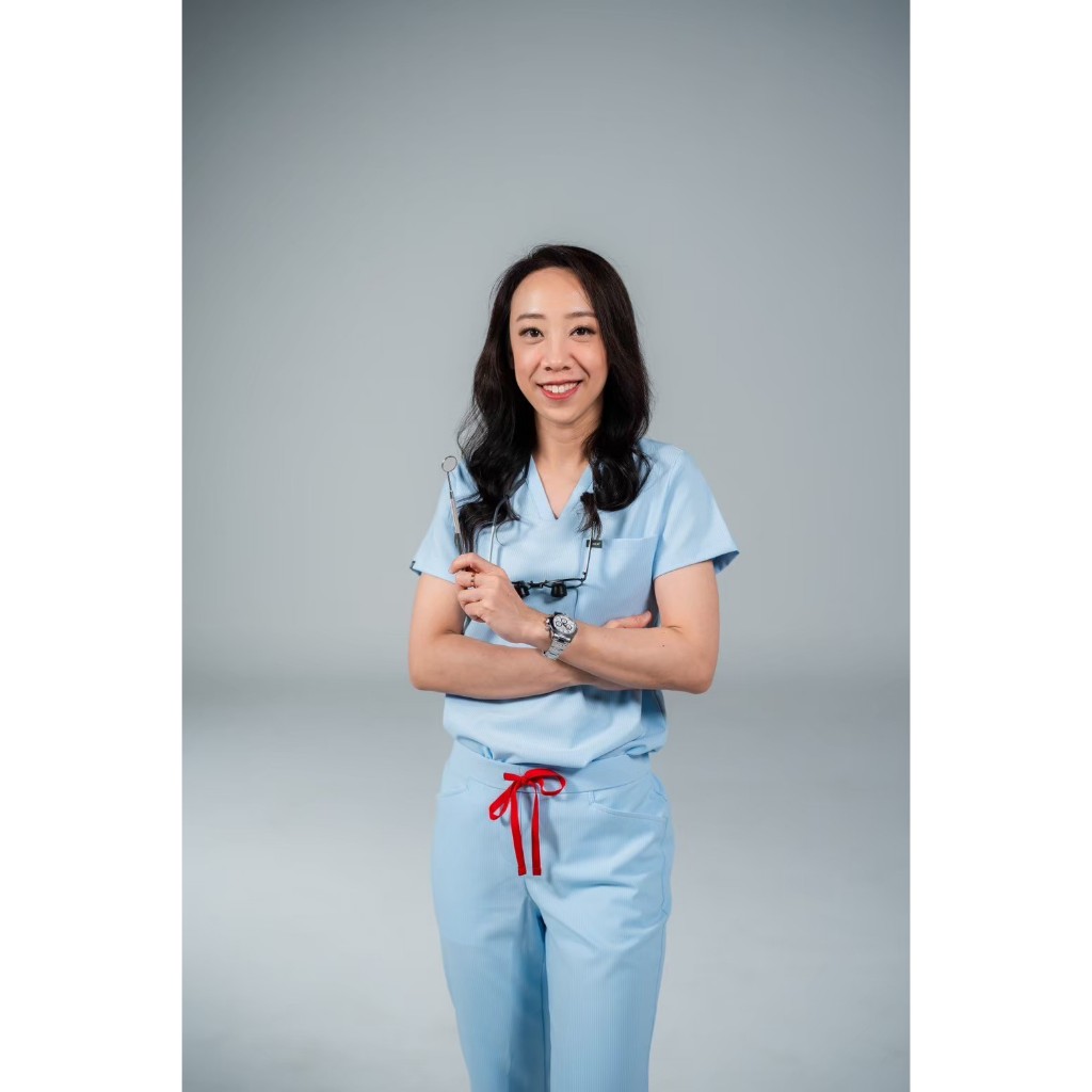 REKA SCRUBS - เสื้อคอวี สี Billie Blue - MOTIF (ชุดสครับแพทย์ พยาบาล พร้อมปักชื่อ)