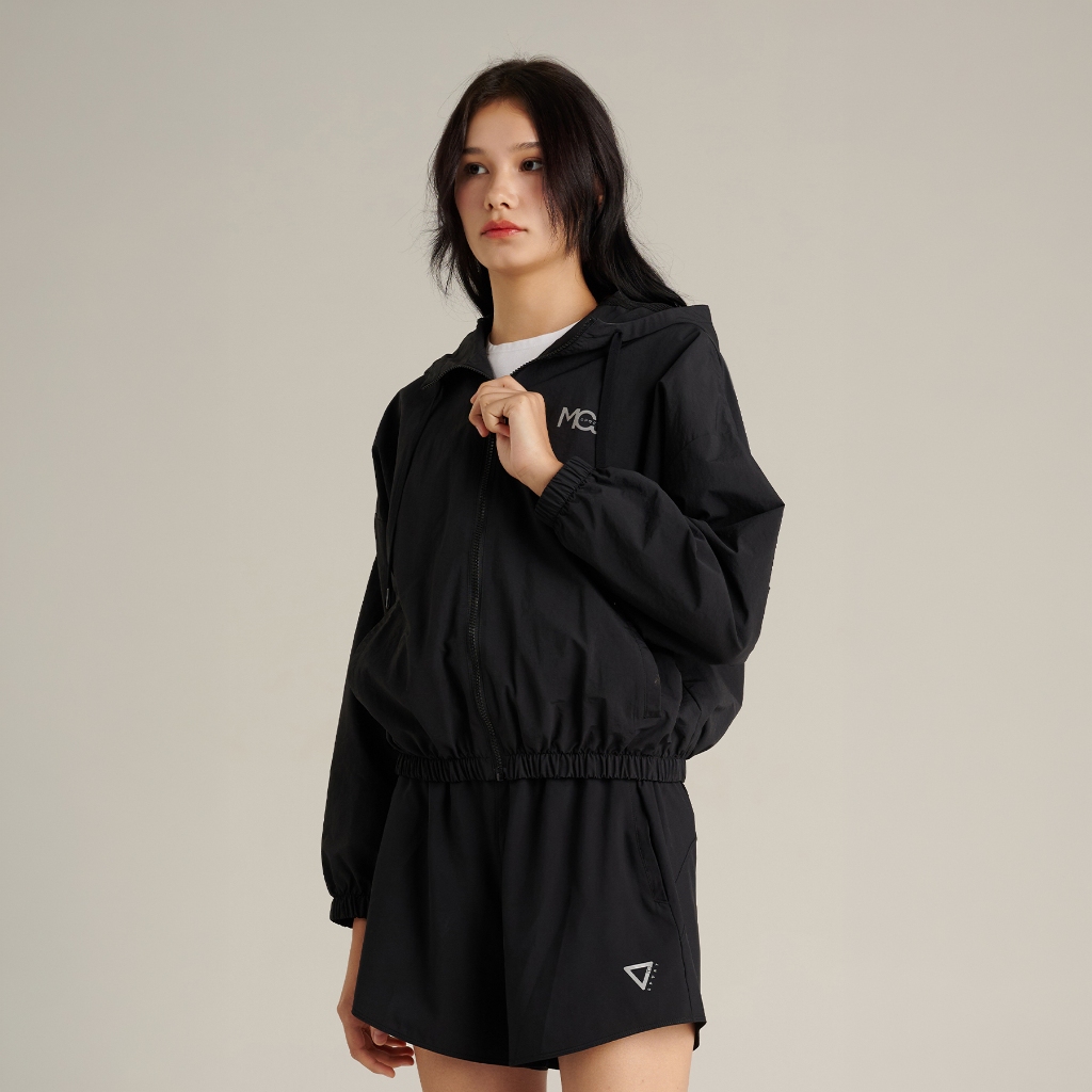 MCJ SPORT เสื้อแจ็คเก็ตผู้หญิง เสื้อแจ็คเก็ตแขนยาว ทรงเรกูลาร์ Regular Fit Jacket สีดำ MJCZ098