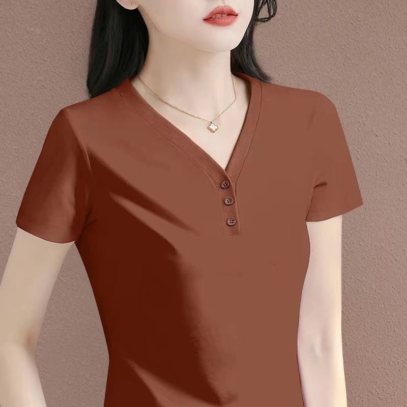 เสื้อยืดคอวีแขนสั้นสำหรับผู้หญิง ดีไซน์ทันสมัยดูอ่อนเยาว์จากคอลเลกชันใหม่รับซัมเมอร์ปี 2026 เป็นเสื้อที่เก๋ไก๋ สวมใส่ได้