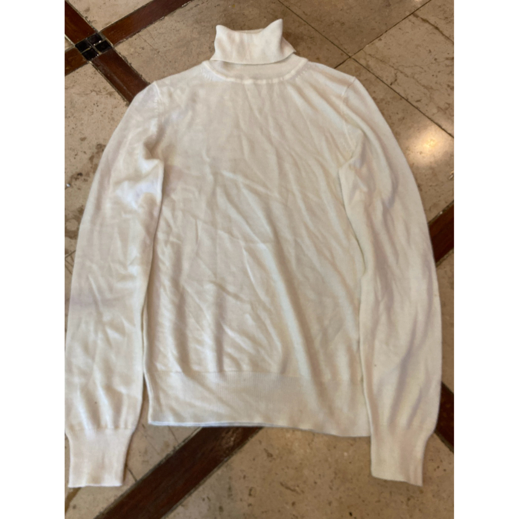 (w51)เสื้อไหมพรมคอเต่า uniqlo เจแปนสีครีม คนอก32-34ใส่