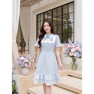 FW198 Holly Dress ชุดเดรสสั้นทรงเข้ารูป ผ้าเบิร์นเอ้าท์ (Burnout Fabric) ปกบัวแหลม พร้อมเข็มกลัดดอกไม้ ด้านหน้าตัดต่อ