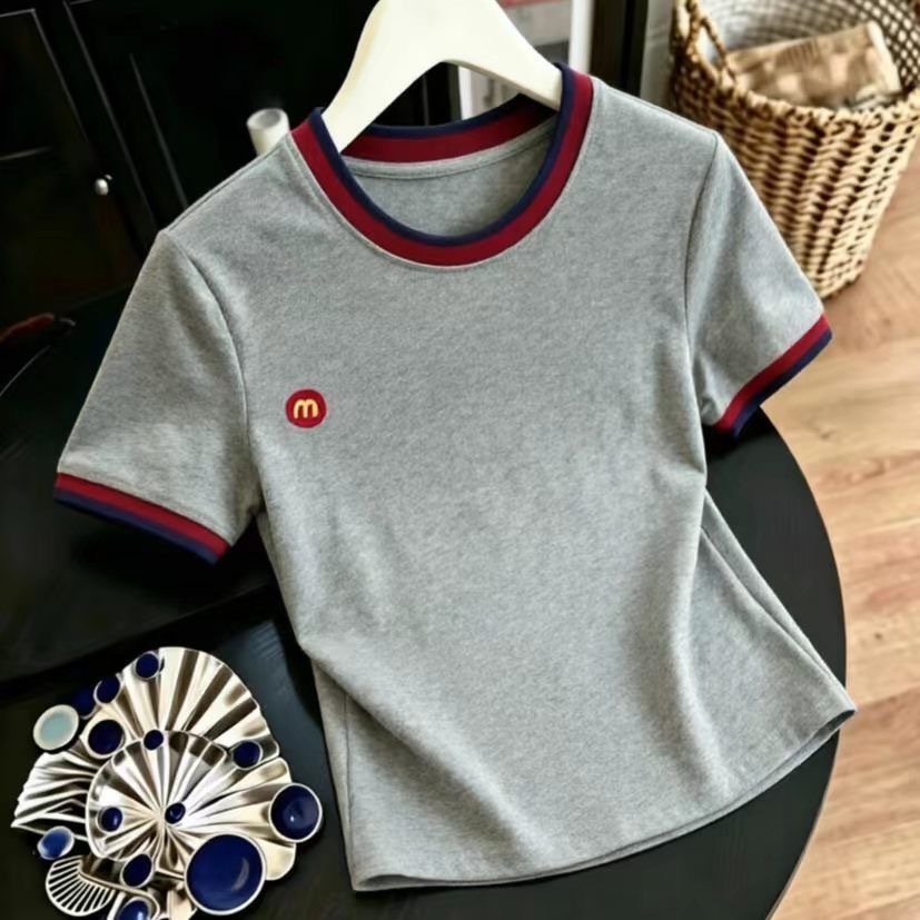 เสื้อยืดแขนสั้นมีสไตล์สำหรับสาววัยกลางคน: คอกลมแต่งสีตัดกัน ทรงเข้ารูป สวมใส่ได้หลากหลายโอกาส ชิคและดูอ่อนเยาว์ เหมาะสำห