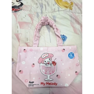 กระเป๋าสุดคิวท์ Sanrio ลิขสิทธิ์แท้ • ​เนื้อผ้า: ผ้าแคนวาสหนาพิเศษ 12 oz อยู่ทรงสวย• ขนาด: 37 x สูง 23 x ฐานกว้าง 15 cm