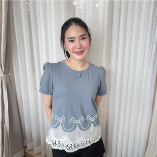 Glucoat | [A827/A828] เสื้อยืดแขนสั้นสีชมพู/สีฟ้า แต่งลายโบว์ชายเสื้อแต่งฉลุ
