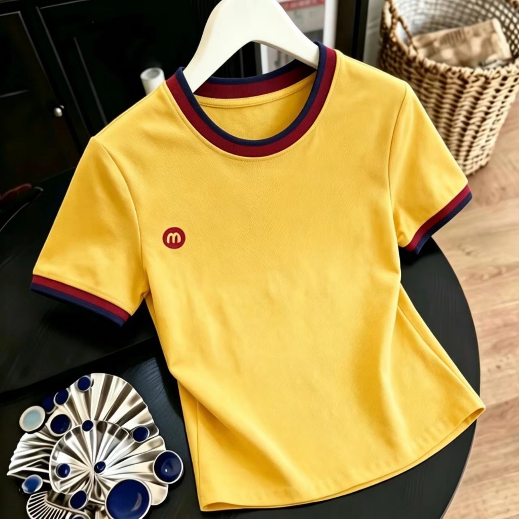 เสื้อยืดแขนสั้นสไตล์ใหม่สำหรับฤดูร้อนปี 2026 สำหรับคุณแม่ ดีไซน์สีตัดกัน เรียบง่าย ใช้งานได้หลากหลาย ไม่ซ้ำใคร