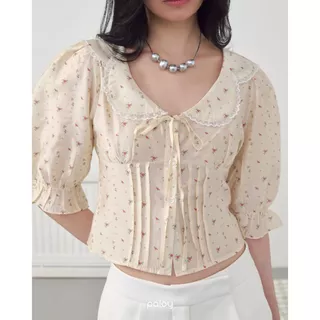 Paloy - PL2539 Posy Top เสื้อแขนตุ๊กตาพิมพ์ลายดอกไม้ Paloy ดีเทลคอปกลูกไม้
