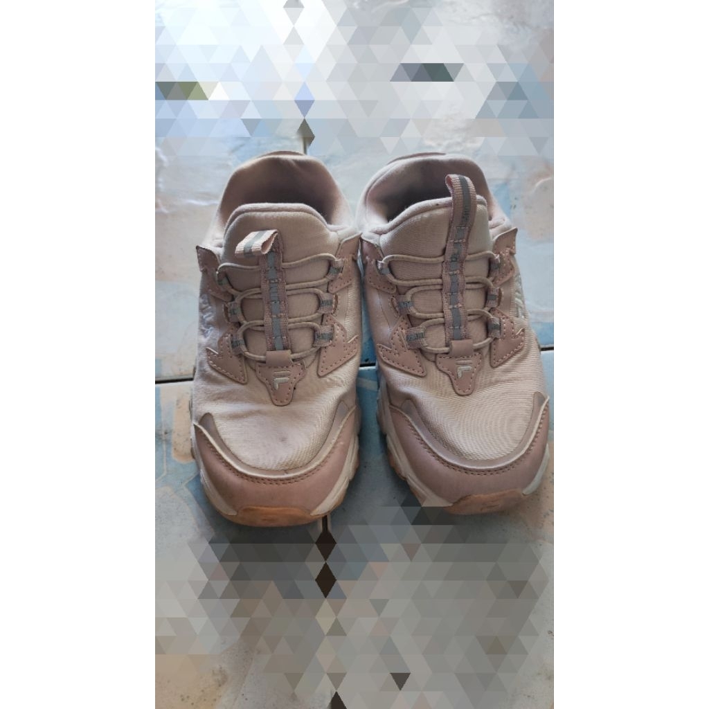 ส่งต่อรองเท้าผ้าใบFILA