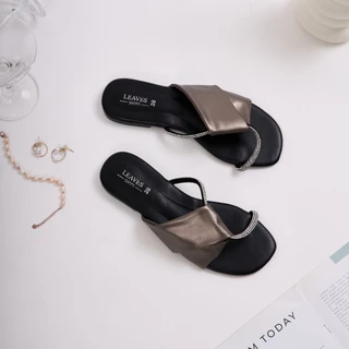 LEAVESSHOES รองเท้าแตะผู้หญิง รุ่น Sofia รองเท้าแฟชั่นผู้หญิงส้นแบน แบบสวม คาดเพชร หรูหรา ใส่สบาย แมทช์ง่ายได้ทุกลุค
