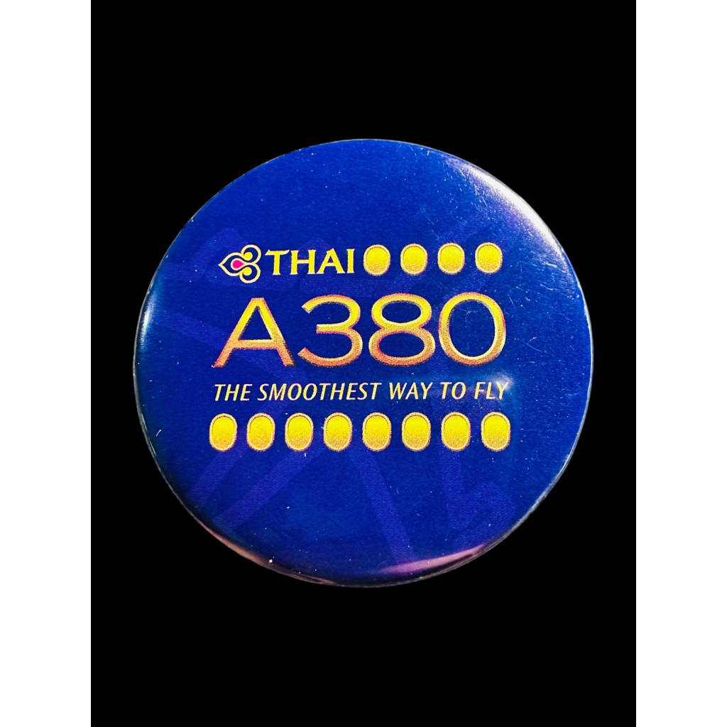 เข็มกลัดที่ระลึกจากการบินไทยที่มีโลโก้ Thai Airways และข้อความ A380 พร้อมสโลแกน "The smoothest way t