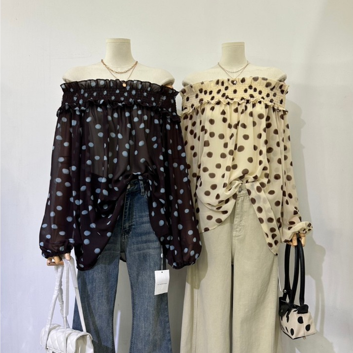 M2255 เสื้อเปิดไหล่ผ้าชีฟองพริ้วๆ ลายจุดลายโพลกาดอทสุดคลาสสิก แต่งสม็อครอบไหล่ ใส่สบาย ไม่รั้ง ไม่หลุดทรง
