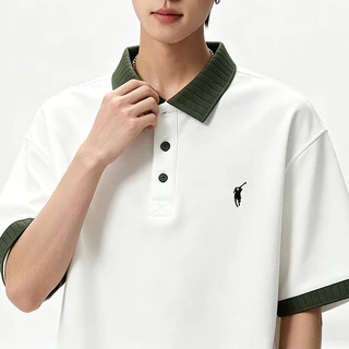 เสื้อโปโลแขนสั้นผู้ชาย สีเขียว คอปก ปักโลโก้แบบคลาสสิก เนื้อผ้าโปร่งสบาย สวมใส่ได้หลายโอกาส