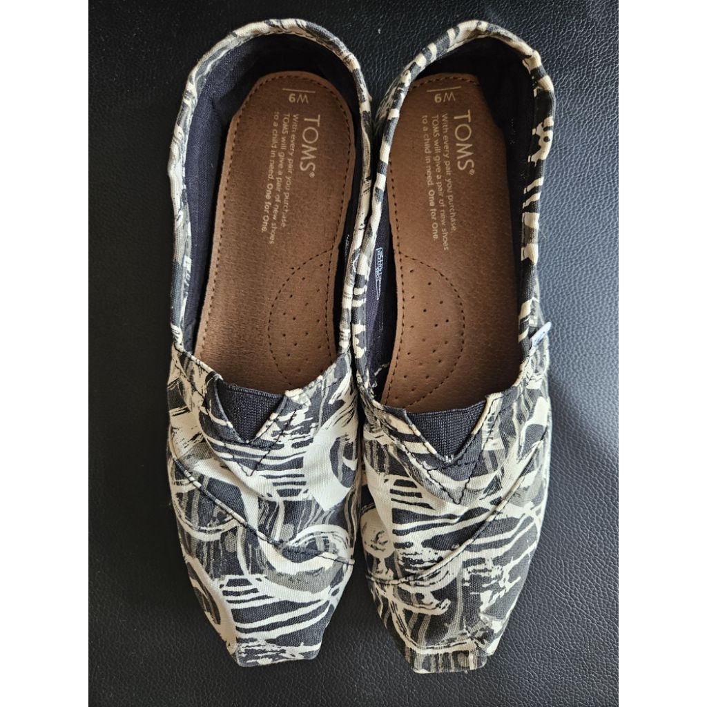 Toms รองเท้าลำลอง  สีขาวดำลาย มือสอง
