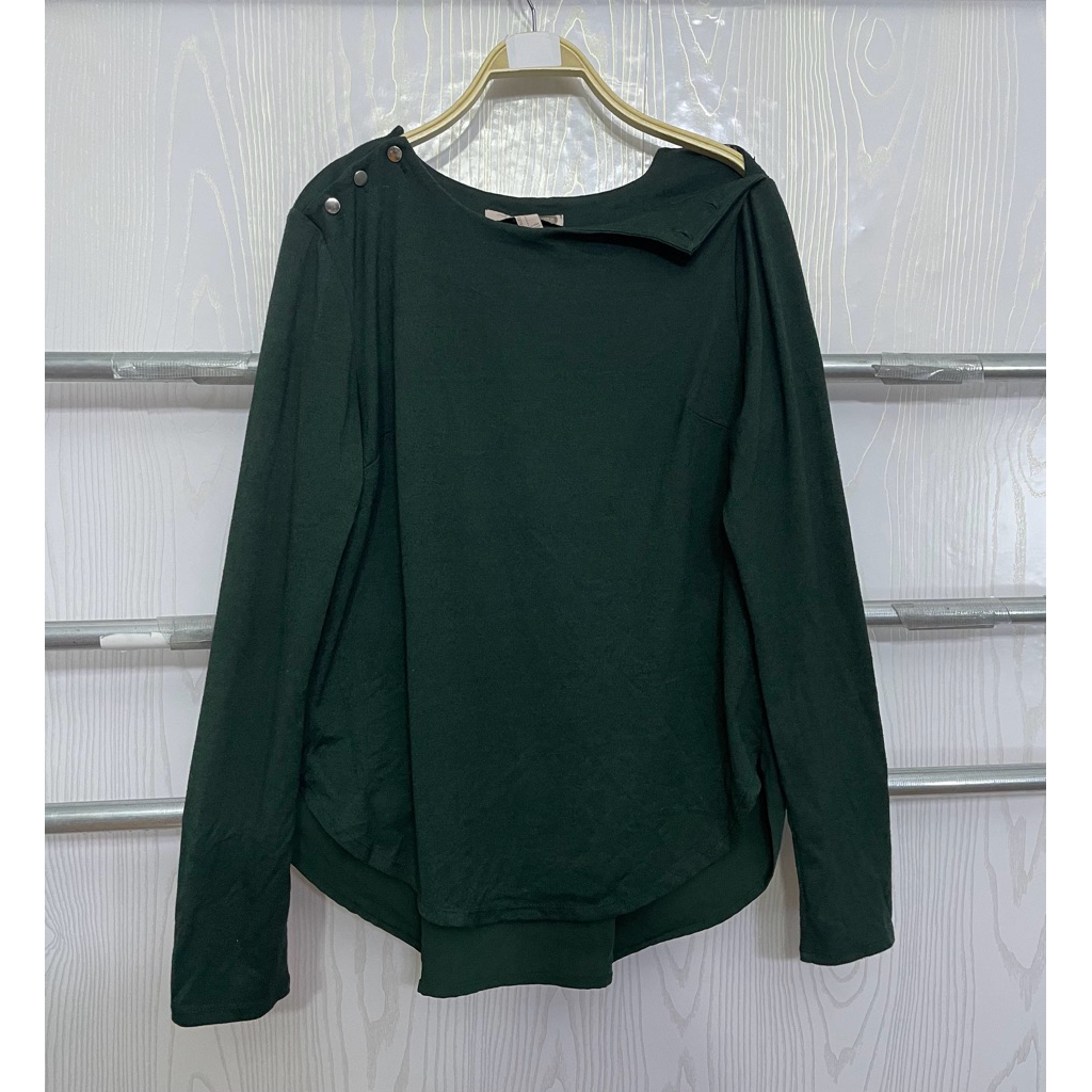 รหัส 953 ตำหนิ เสื้อเบลาส์ BizChic สีเขียวเข้มดีไซน์ไม่สมมาตรแต่งกระดุมที่ไหล่ซ้าย