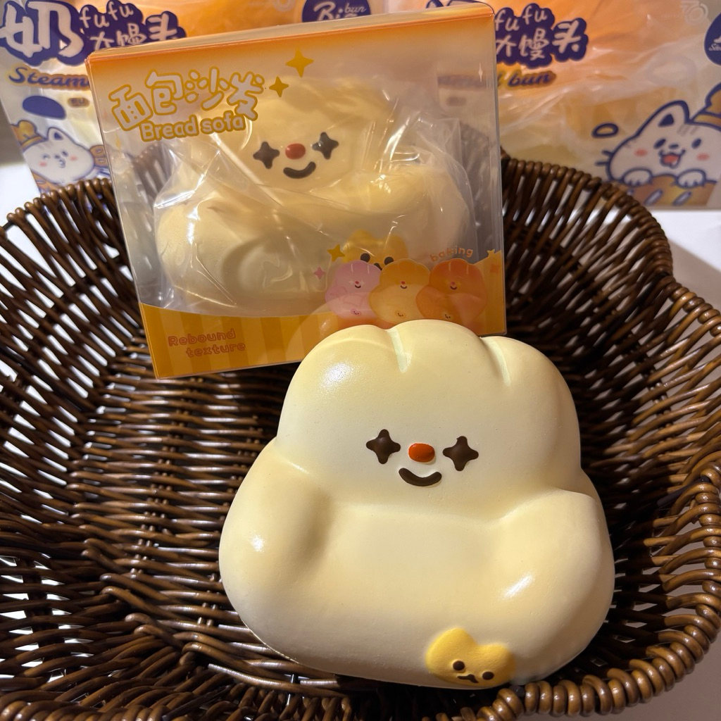สกุชชี่ โซฟา 3สี เนื้อหนึบ เปียก เงา Sofa Bread mochee x moklynk