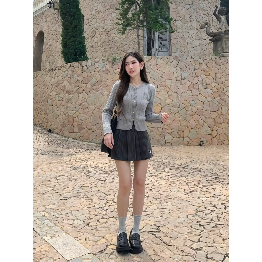 สินค้ามือสอง👗NICHARIS - เสื้อไหมพรมคอกลมถักลายแขนยาว รุ่น Jasmine Cardigan สีเทา size M