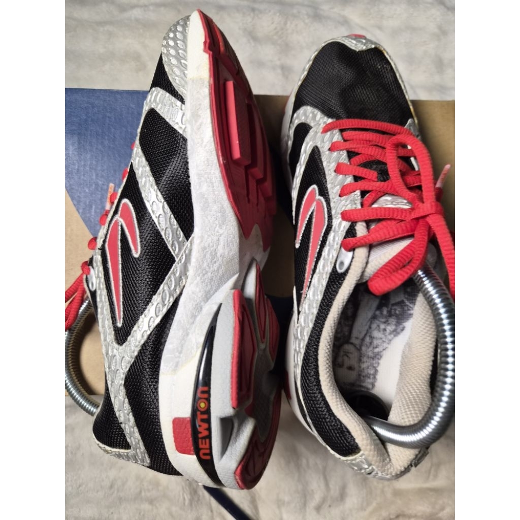 C01 รองเท้าNewton Running รุ่นวินเทจคลาสสิก Newton Sir Isaac หรือ Newton Gravity