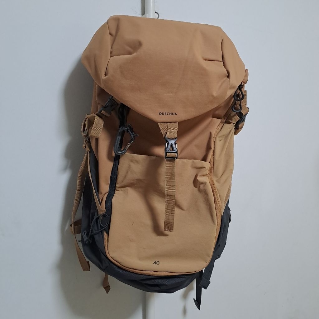 กระเป๋าเป้เดินป่า Quechua ขนาด 40 ลิตร รุ่น  MH 500 สีน้ำตาล Camel