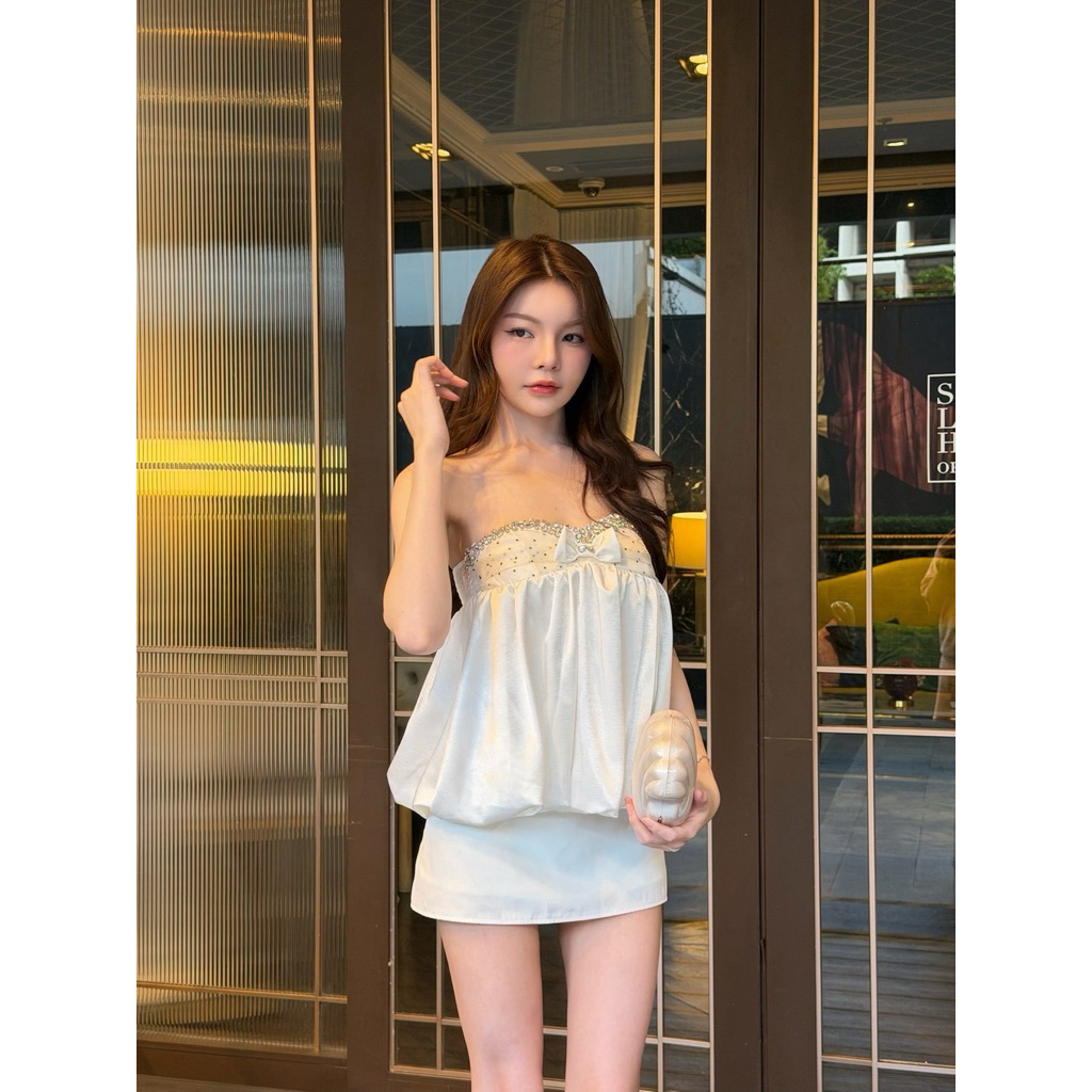 Kimmie set ชุดเซทเสื้อพร้อมกระโปรง เสื้อ เกาะอกสีขาวผ้าซาตินทั้งตัวน่ารักมากค่ะมีฟองน้ำให้ในตัวตบแต่งด้วยโบว์น่ารัก