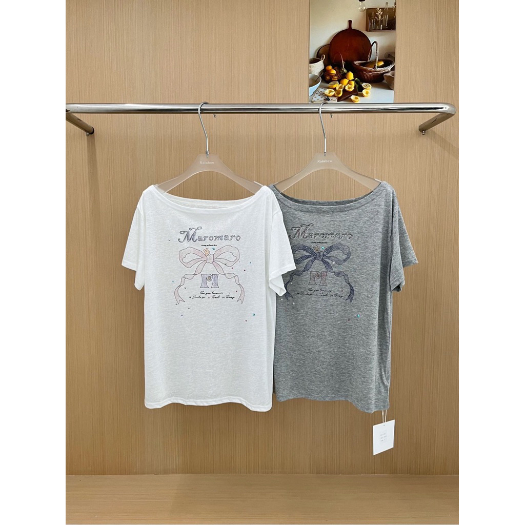 เสื้อปาดไหล่ สกรีนลายโบว์ ปักหมุดเพชรน่ารัก