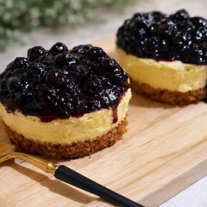 keto Blueberry cheese cake ราคาสำหรับ 1 ชิ้นนะคะ ทำจากครีมชีสอย่างดี by Sweetless House Keto