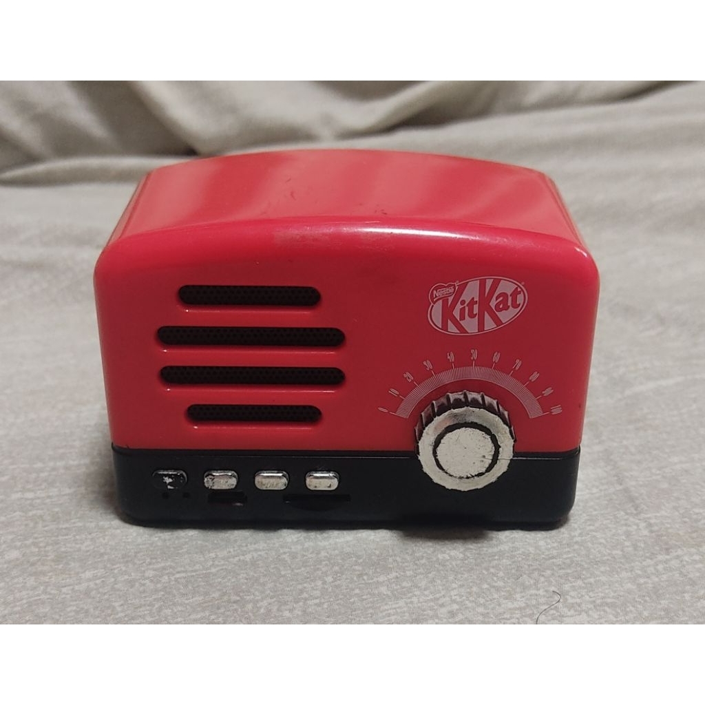 ลำโพงบลูทูธ KitKat สีแดงใช้ได้ปกติ เสียงดี ดีไซน์สวยออกแบบเป็นทรงลำโพงวิทยุย้อนยุคสวย คลาสสิค น่าสะส