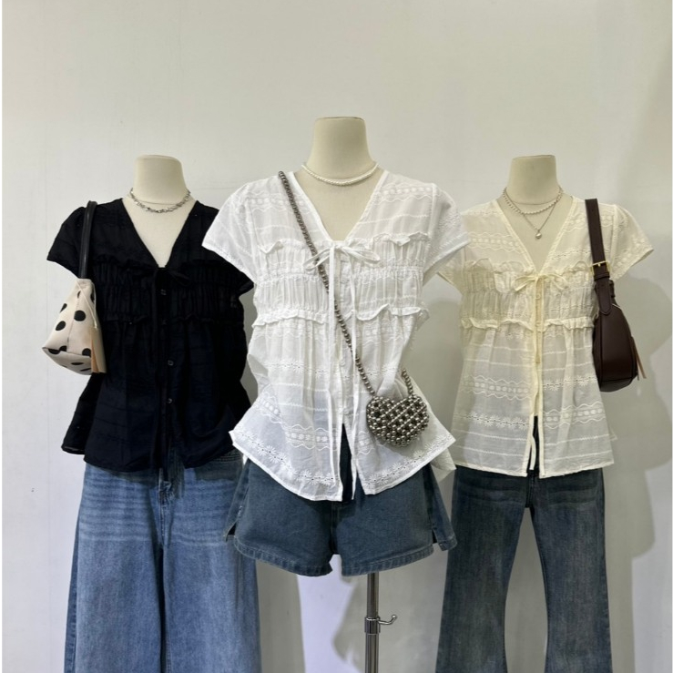 M2274 เสื้อลูกไม้สไตล์เกาหลี ดีเทลผูกโบว์หน้าและระบายช่วงอกใส่แล้วดูแพงแต่มีความน่ารักกรุบกริบ