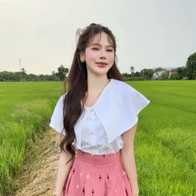 เสื้อคอวี ทรงปกใหญ่ กระดุมหน้าผ้าฝ้าย