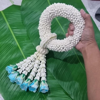 (ทางร้านจัดส่งเอง ลูกค้า กทม.จะได้รับวันที่สั่งค่ะ)พวงมาลัยสด ชายอุบะสีฟ้า ขนาดคล้องมือได้ค่ะ