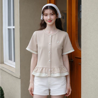 Glucoat | [A772/A773] เสื้อยืดแขนสั้นสีกรม/สีครีม ปัก glu แต่งกระดุมหน้า ชายเสื้อแต่งระบาย