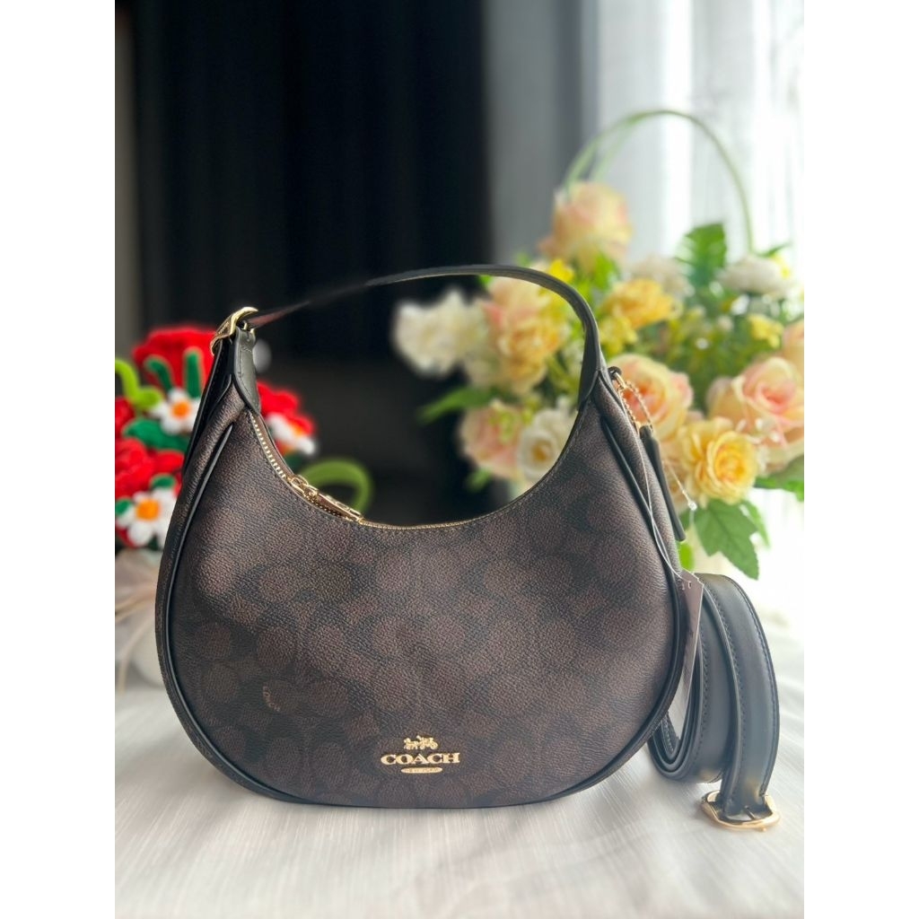 ทรงพอส  มีหลายสี สะพายไหล่และคอสบอดี้ได้ EMILY SHOULDER BAG IN SIGNATURE CANVAS CDX17