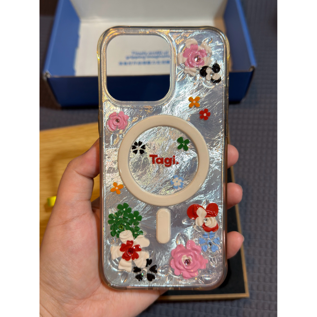 ส่งต่อ Tagi. Sparking Blossom Field Magnetic Phone Case สี Galaxy Blossom for 15 Pro Max