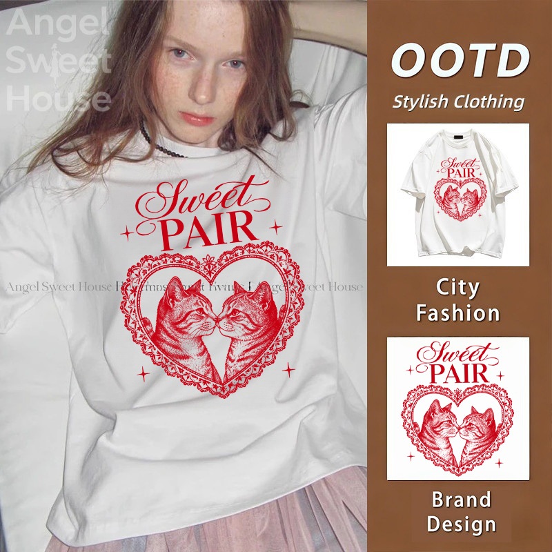 (COD) Angle Official เสื้อยืดผู้หญิงแขนสั้น ลายแมวคู่หัวใจ Sweet Pair สีแดง ทรงหลวม ผ้านุ่ม ใส่สบาย สไตล์วินเทจ Y2K