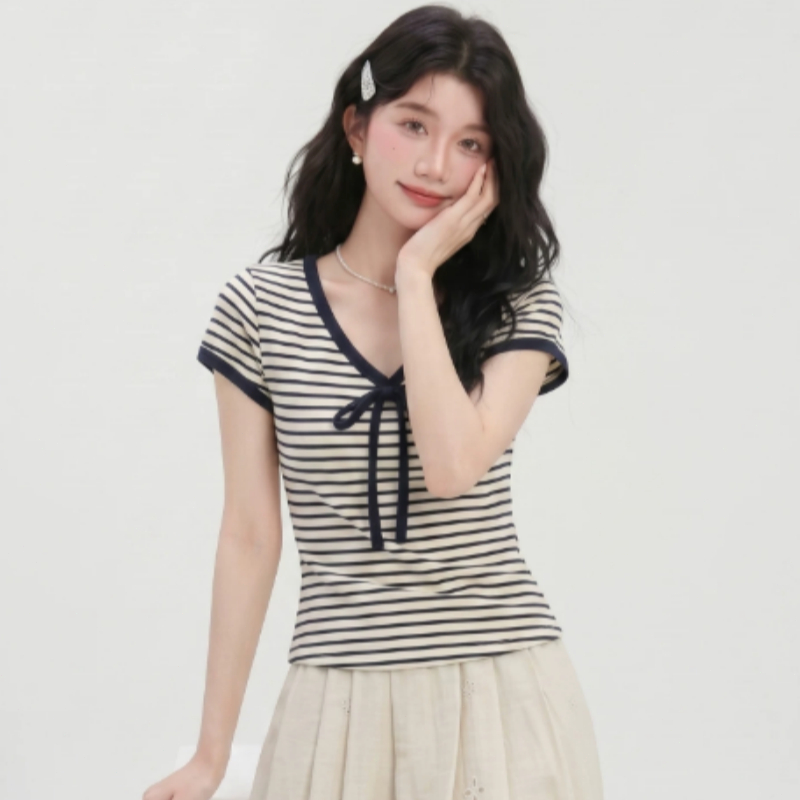 เสื้อยืดแขนสั้นลายทางขาว-ดำสำหรับผู้หญิงที่ดูเก๋และมีสไตล์ เป็นสินค้าใหม่รับซัมเมอร์ที่มาพร้อมดีไซน์คอวีเรียบหรูและดูดี