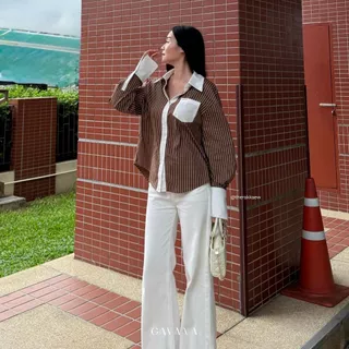 GAVANA - LIV SHIRT เสื้อเชิ้ตลายทางขอบขาว เชิ้ตที่ใส่แล้วดูดีสุดๆค่าา #T25617
