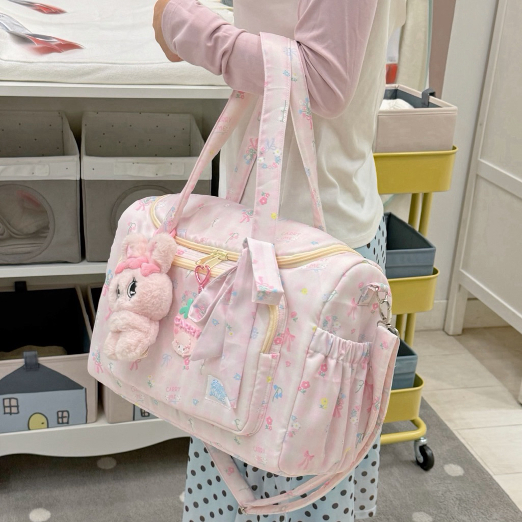 Carry Me เปิดจอง 1-3 อาทิตย์ กระเป๋าอเนกประสงค์ ใบใหญ่ crossbodyได้ นุ่มนิ่ม ฟิตเนส คุณแม่ ปรับ+ถอดได้ ผ้าพิมพ์ลายพิเศษ