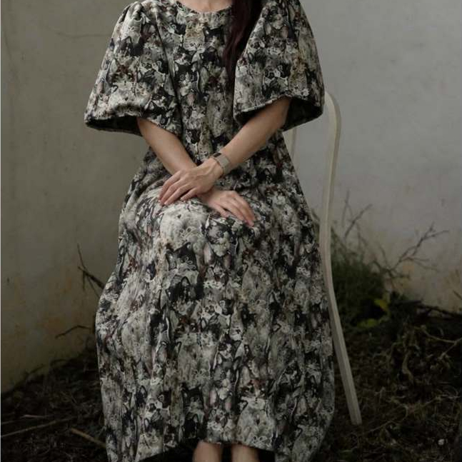 Crimson Grande Dress ชุดนี้ออกแบบมาเพื่อ “วันสบายๆ ที่อยากให้ใจได้พัก
