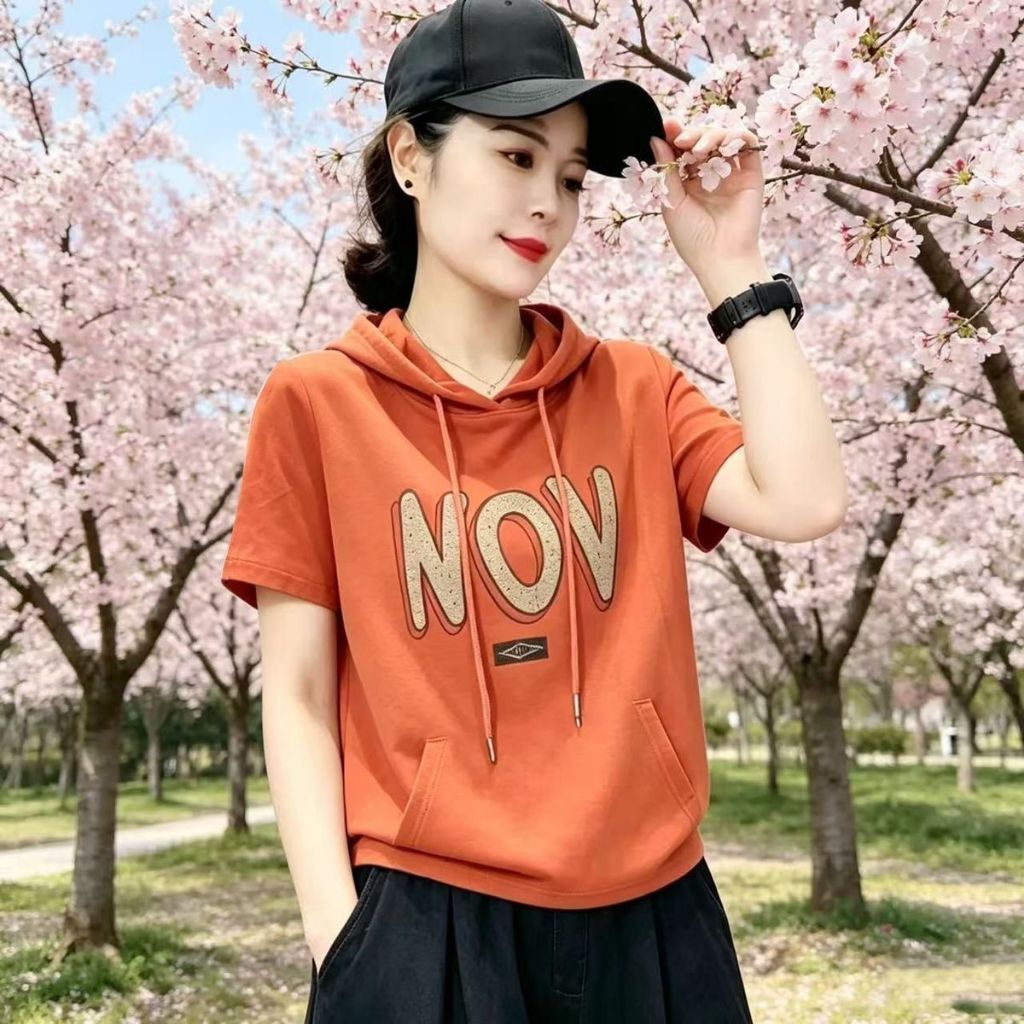 เสื้อฮู้ดฤดูร้อนสำหรับผู้หญิงที่โดดเด่นด้วยดีไซน์มินิมอลและดูดีมีระดับ มาพร้อมกระเป๋าและลายกราฟิกตัวอักษร เป็นเสื้อที่ดู