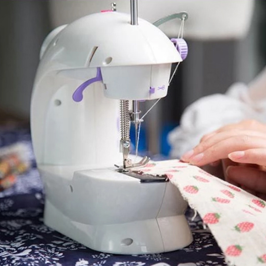 เครื่องจักรเย็บผ้าขนาดเล็ก พกพาสะดวก รุ่น Mini Sewing Machine (สีม่วง)-