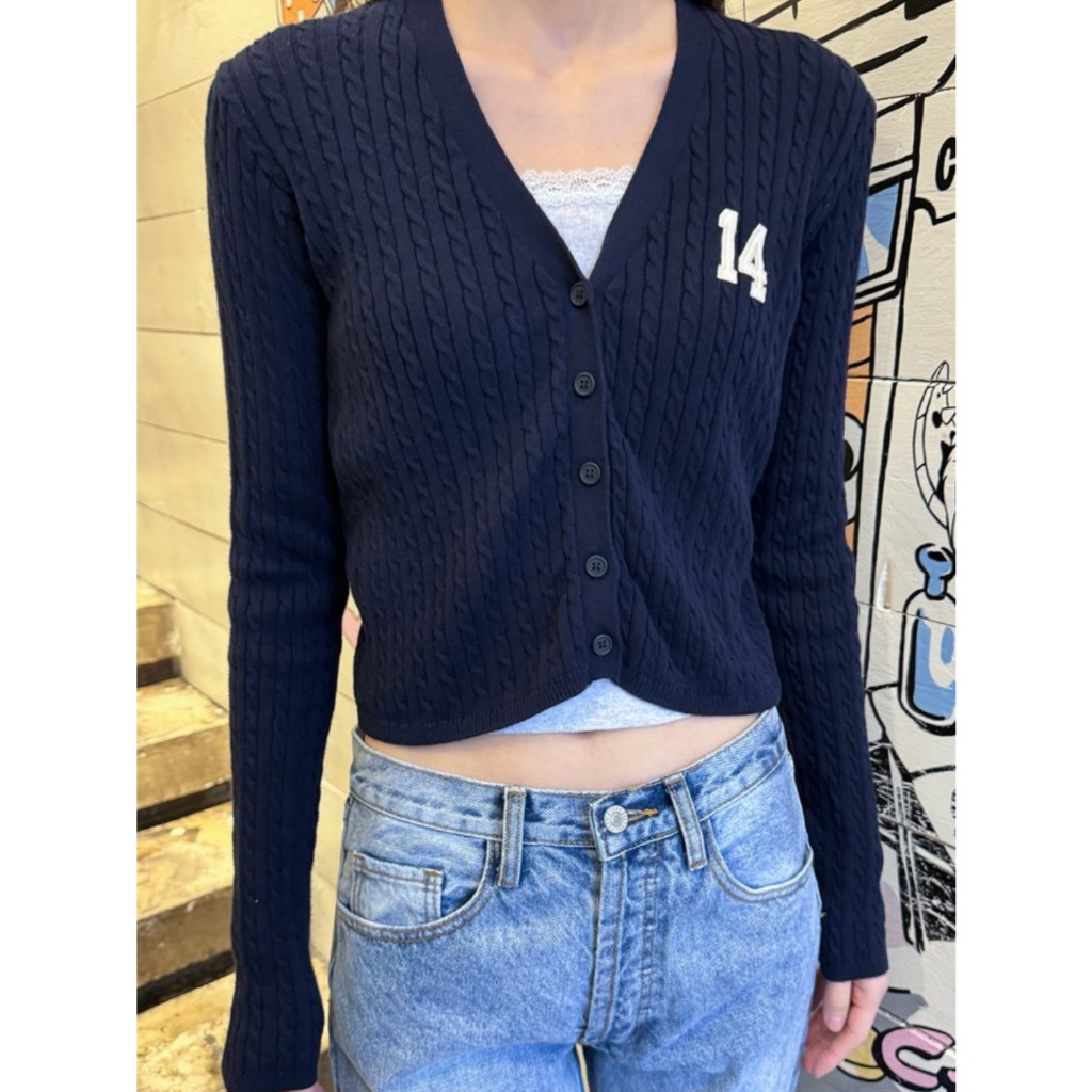 (พร้อมส่ง) Brandy Melville Zoe 14 V-Neck Cardigan เสื้อคาร์ดิแกน เสื้อแขนยาว ของแท้จากช็อป