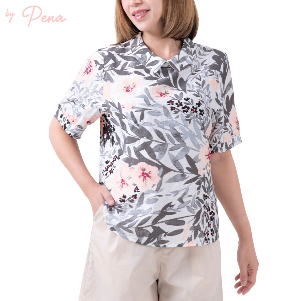 By Pena เสื้อเบลาส์ คอปก ลายดอกไม้ แขนสั้น BPSS082502