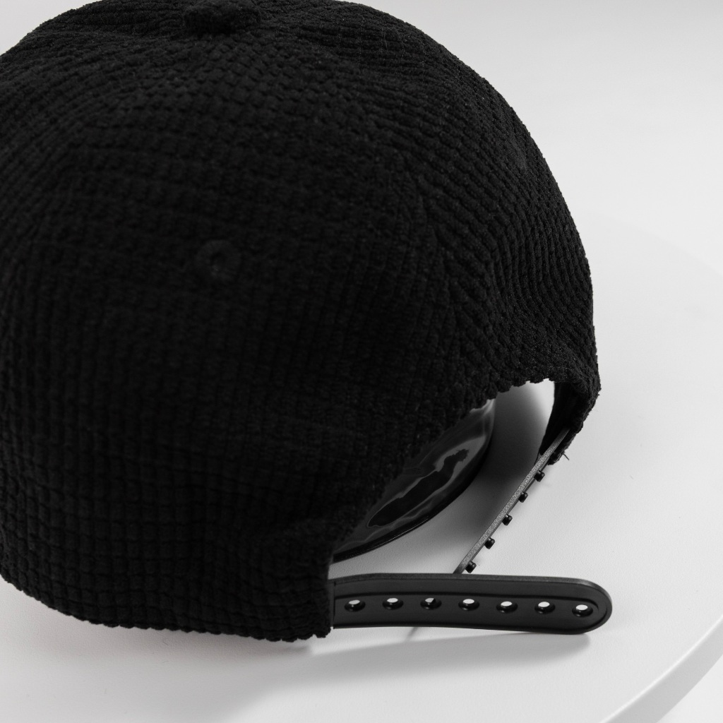 URTHE - หมวกแก๊ป ผ้าลูกฟูก รุ่น CONSEQUENCES METAL LOGO CAP รูปที่ 3