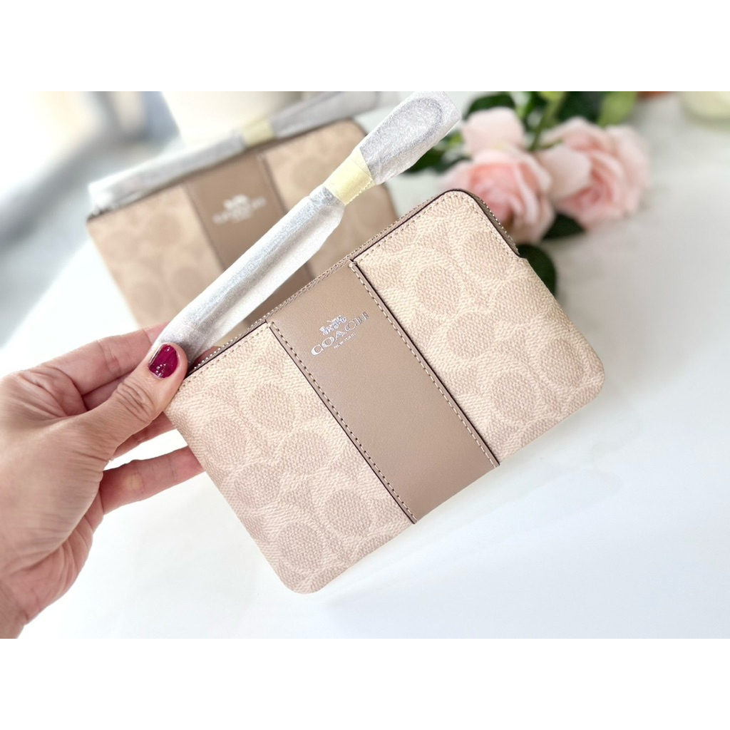 🌸พร้อมส่ง🌸 คล้องมือ 1S 𝐂𝐨𝐚𝐜𝐡 Corner Zip Wristlet In Signature Canvas 🔺 ขนาด : 6 1/4" (L) x 4" (H) x 