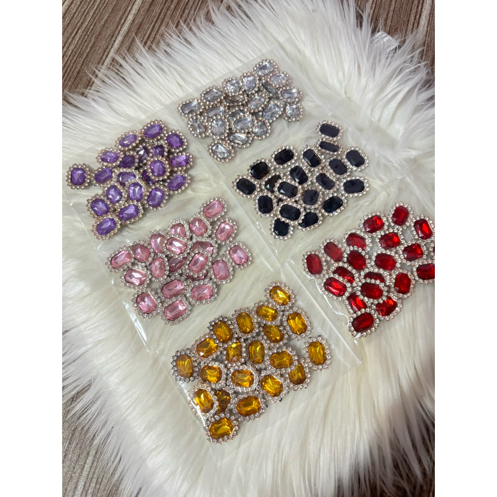 เพชรเทียมรูปสี่เหลี่ยม ขนาด 1*2เซน ถุงละ20ชิ้น ราคาถุงละ 70บาท