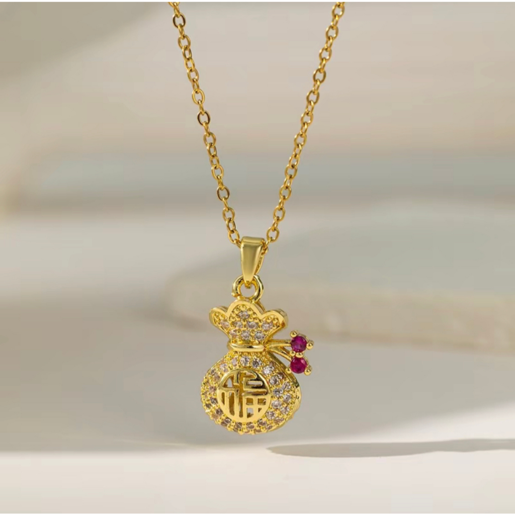 SS24  โซ่พร้อมจี้ห้อยกระเป๋าผู้หญิง สร้อยคอนำโชค ฟูฟู สแตนเลส G123