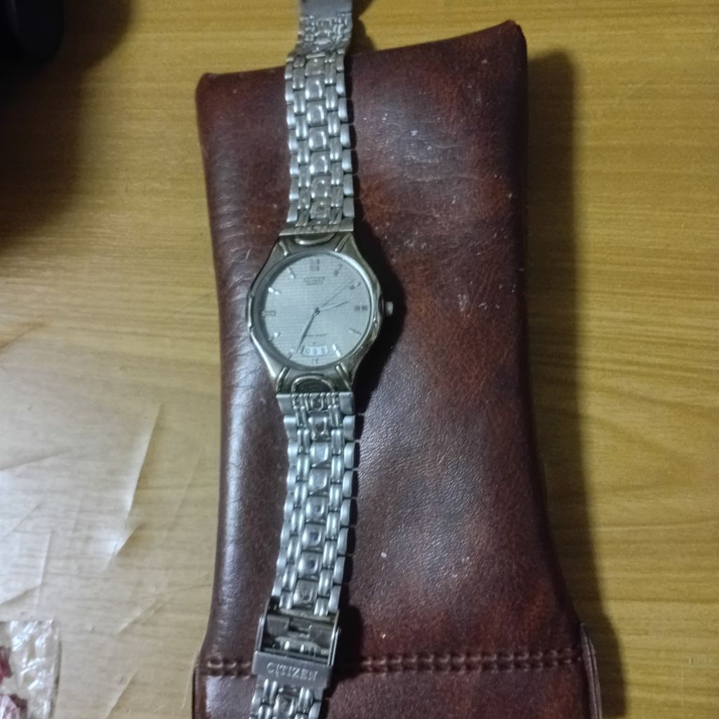 นาฬิกาcitizenรุ่นเก่าสายสแตรนเลสไม่มีถ่านเอาไปใส่ถ่านเอานะฝาข้างหลังมีรอยไม่เยอะนะสภาพดีอยู่