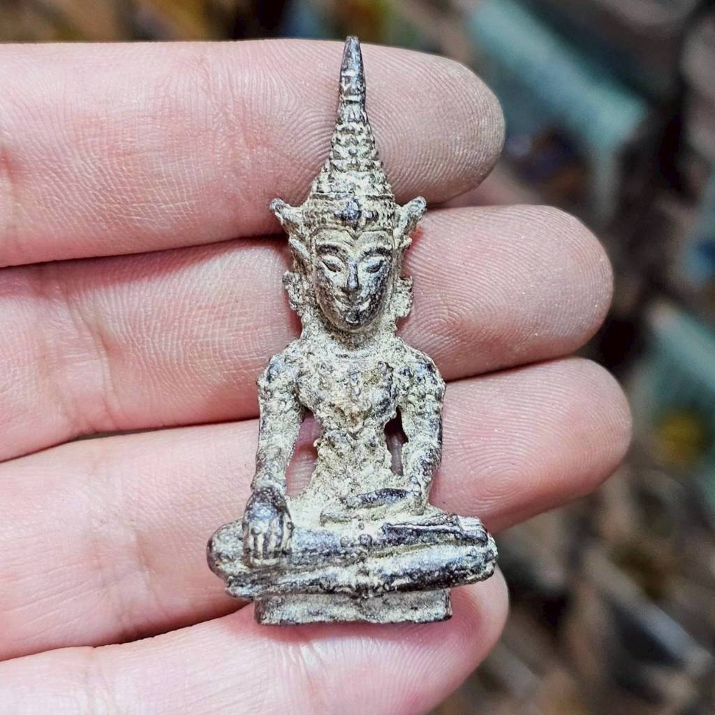 พระพุทธรูปทรงเครื่องจักรพรรดิ หรือพระรัตน เนื้อตะกั่วชินจะกรุเจดีย์เก่า