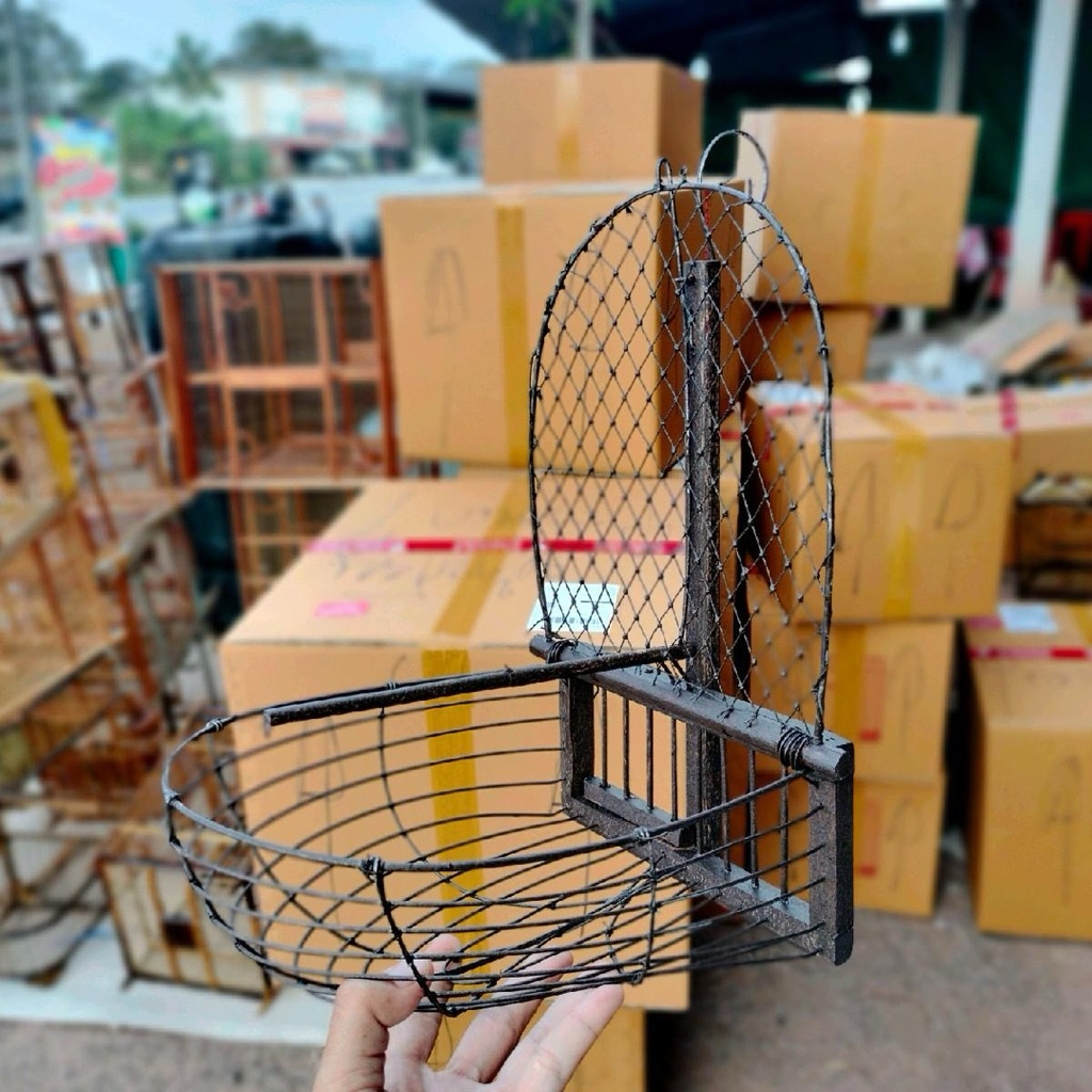 กรงต่อข้างเพนียดต่อนกสีดำ