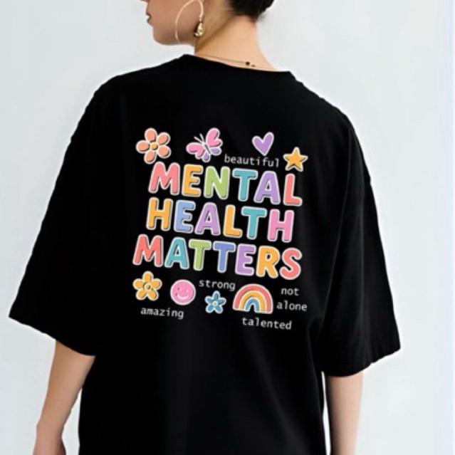 (พร้อมส่ง💞) เสื้อยืดสกรีนหลัง Mental health matters ด้านหน้าสกรีนรูปหน้ายิ้มอกซ้าย ขาวดำ คอกลม unisex
