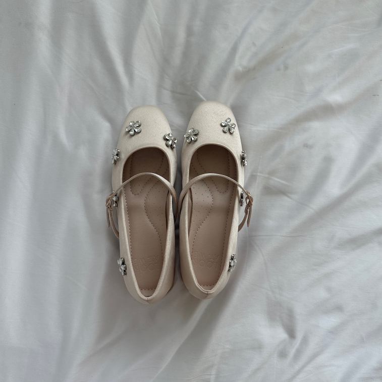 รองเท้าแมรี่เจนผู้หญิง Lulu ผ้าซาตินแต่งเพชรดอกไม้ หวานหรู ใส่สบาย ใส่เที่ยว/ใส่ออกงาน - รูปที่ 4